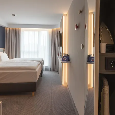 Express - - Dusseldorf By Ihg מלון